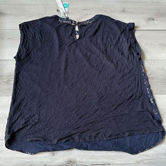 PAPERMOON
Reece Mixed Material Key Hole Top Navy 1X Stitch Fix - Picture 9 of 9